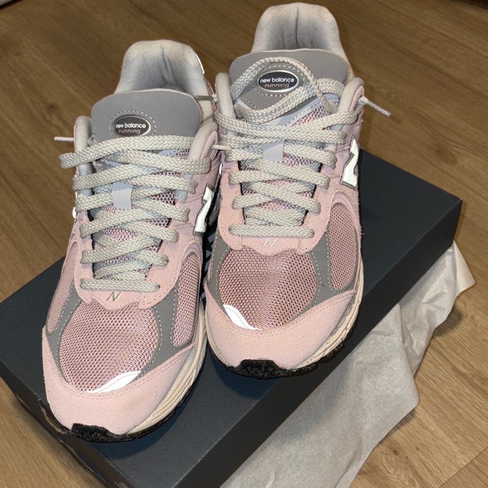 New Balance Pink and Gray Sneakers with Retro Design
